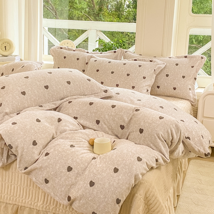 91家纺网 家纺一手货源 找家纺 尚美 2025新款热卖款亲肤舒适加绒加厚牛奶绒花边床盖款四件套双面绒 心心相印