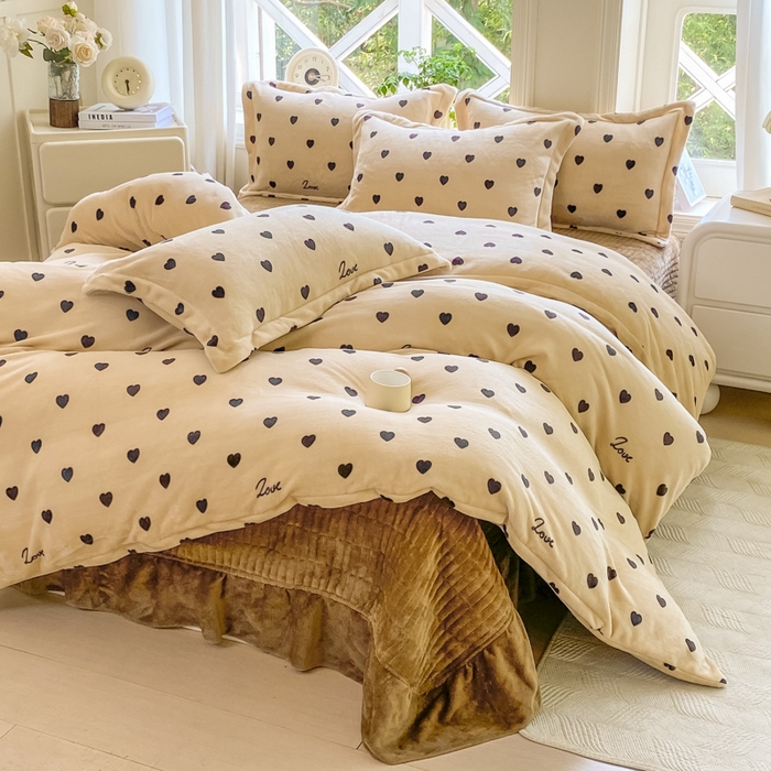 91家纺网 家纺一手货源 找家纺 尚美 2025新款热卖款亲肤舒适加绒加厚牛奶绒花边床盖款四件套双面绒 爱心字母