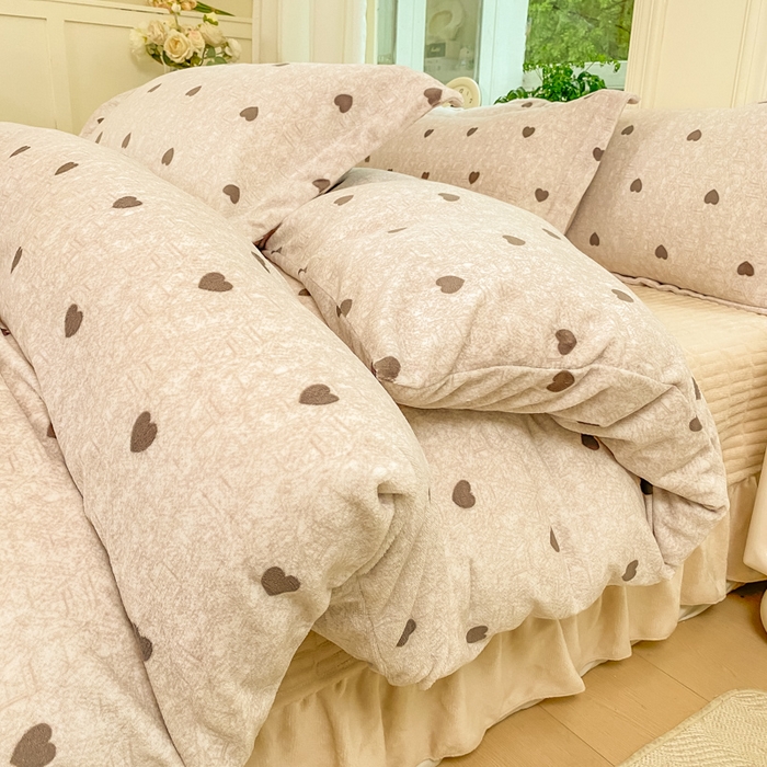 91家纺网 家纺一手货源 找家纺 尚美 2025新款热卖款亲肤舒适加绒加厚牛奶绒花边床盖款四件套双面绒 心心相印