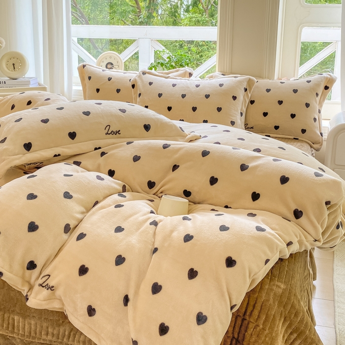 91家纺网 家纺一手货源 找家纺 尚美 2025新款热卖款亲肤舒适加绒加厚牛奶绒花边床盖款四件套双面绒 爱心字母
