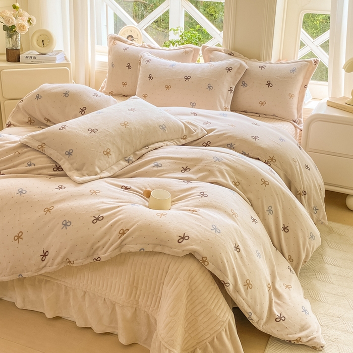 91家纺网 家纺一手货源 找家纺 尚美 2025新款热卖款亲肤舒适加绒加厚牛奶绒花边床盖款四件套双面绒 蝶舞AA