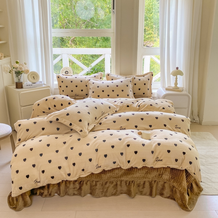 91家纺网 家纺一手货源 找家纺 尚美 2025新款热卖款亲肤舒适加绒加厚牛奶绒花边床盖款四件套双面绒 爱心字母