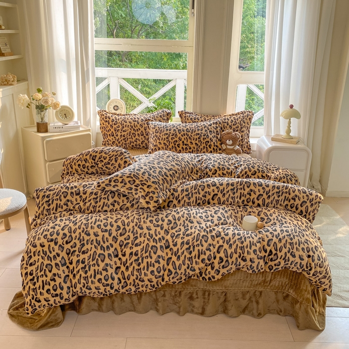 91家纺网 家纺一手货源 找家纺 尚美 2025新款热卖款亲肤舒适加绒加厚牛奶绒花边床盖款四件套双面绒 大卡豹纹