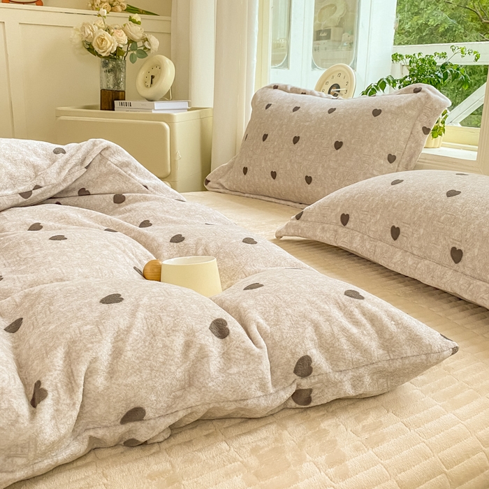 91家纺网 家纺一手货源 找家纺 尚美 2025新款热卖款亲肤舒适加绒加厚牛奶绒花边床盖款四件套双面绒 心心相印