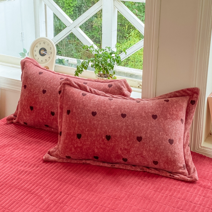 91家纺网 家纺一手货源 找家纺 尚美 2025新款热卖款亲肤舒适加绒加厚牛奶绒花边床盖款四件套双面绒 红心AA