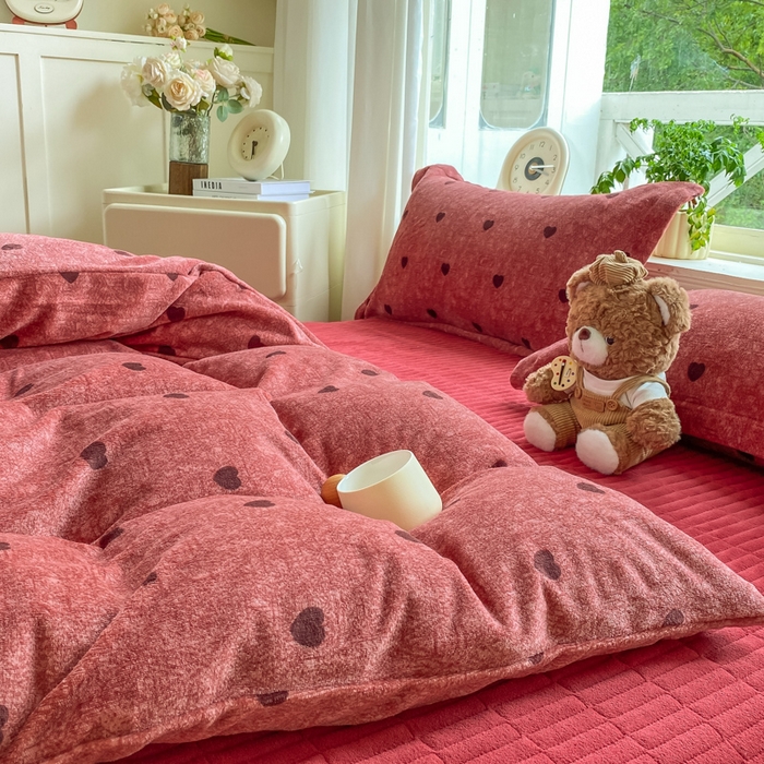 91家纺网 家纺一手货源 找家纺 尚美 2025新款热卖款亲肤舒适加绒加厚牛奶绒花边床盖款四件套双面绒 红心AA