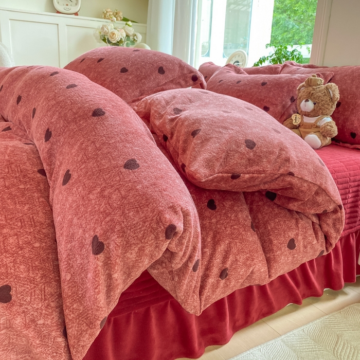 91家纺网 家纺一手货源 找家纺 尚美 2025新款热卖款亲肤舒适加绒加厚牛奶绒花边床盖款四件套双面绒 红心AA