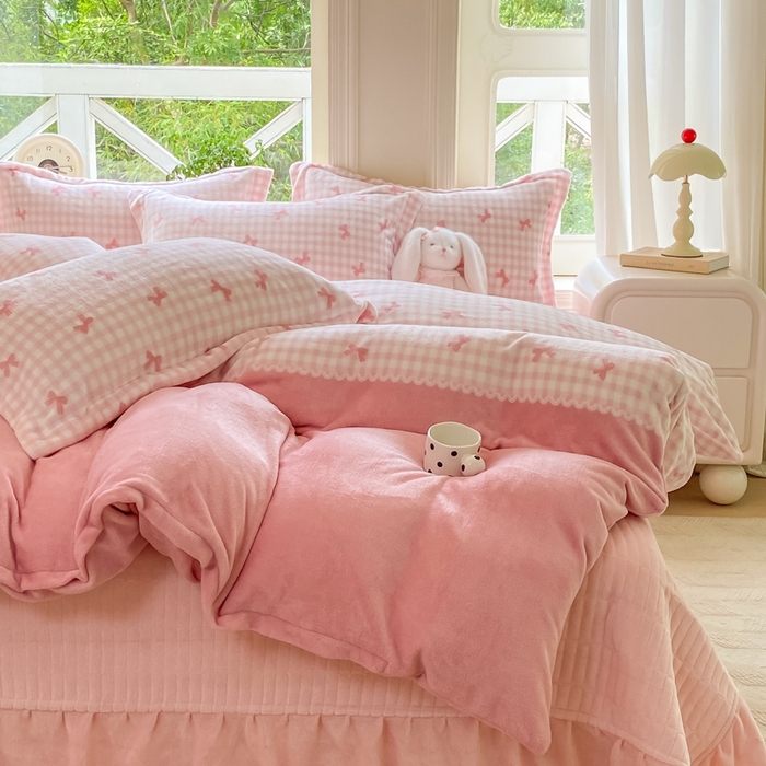 91家纺网 家纺一手货源 找家纺 尚美 2025新款热卖款亲肤舒适加绒加厚牛奶绒花边床盖款四件套双面绒 双拼蝴蝶粉