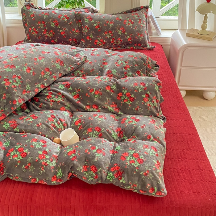 91家纺网 家纺一手货源 找家纺 尚美 2025新款热卖款亲肤舒适加绒加厚牛奶绒花边床盖款四件套双面绒 花妖妖