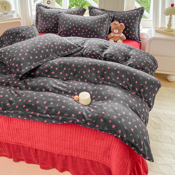 91家纺网 家纺一手货源 找家纺 尚美 2025新款热卖款亲肤舒适加绒加厚牛奶绒花边床盖款四件套双面绒 满情AA