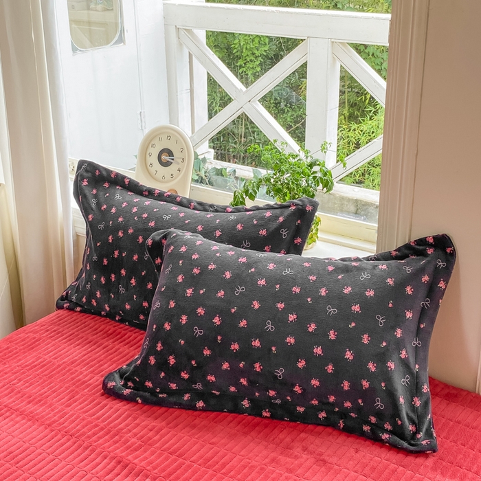 91家纺网 家纺一手货源 找家纺 尚美 2025新款热卖款亲肤舒适加绒加厚牛奶绒花边床盖款四件套双面绒 满情AA