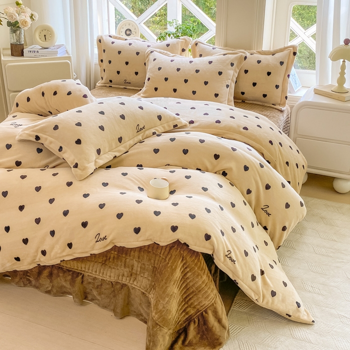 91家纺网 家纺一手货源 找家纺 尚美 2025新款热卖款亲肤舒适加绒加厚牛奶绒花边床盖款四件套双面绒 爱心字母