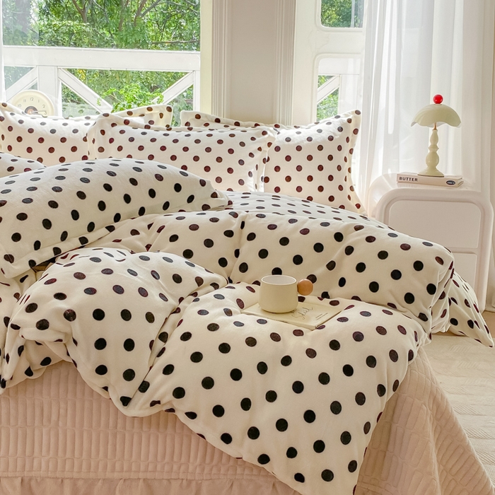 91家纺网 家纺一手货源 找家纺 尚美 2025新款热卖款亲肤舒适加绒加厚牛奶绒花边床盖款四件套双面绒 米色圆点