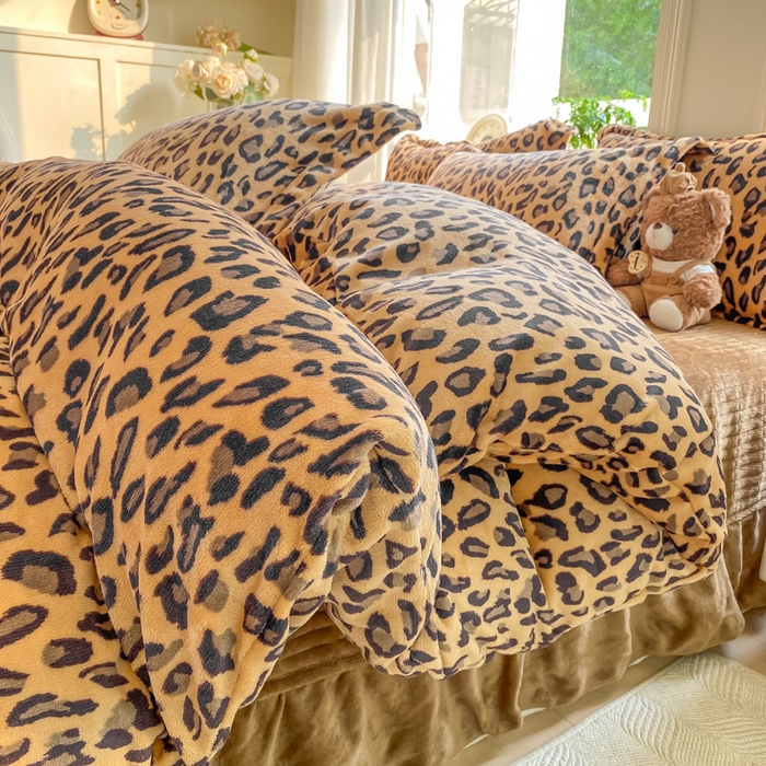 91家纺网 家纺一手货源 找家纺 尚美 2025新款热卖款亲肤舒适加绒加厚牛奶绒花边床盖款四件套双面绒 大卡豹纹