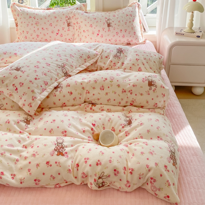 91家纺网 家纺一手货源 找家纺 尚美 2025新款热卖款亲肤舒适加绒加厚牛奶绒花边床盖款四件套双面绒 粉色兔