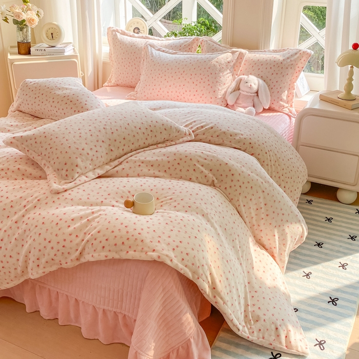 91家纺网 家纺一手货源 找家纺 尚美 2025新款热卖款亲肤舒适加绒加厚牛奶绒花边床盖款四件套双面绒 小清新