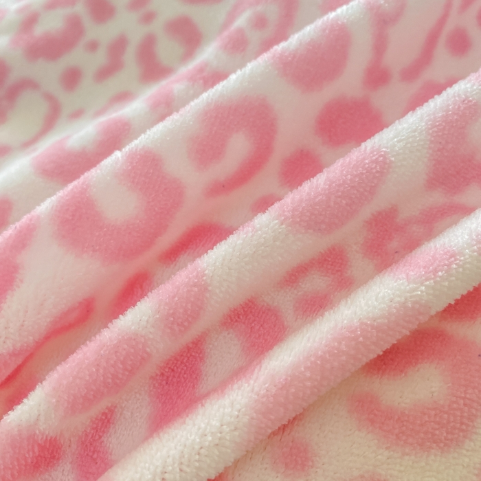 91家纺网 家纺一手货源 找家纺 尚美 2025新款热卖款亲肤舒适加绒加厚牛奶绒花边床盖款四件套双面绒 猫咪豹纹粉