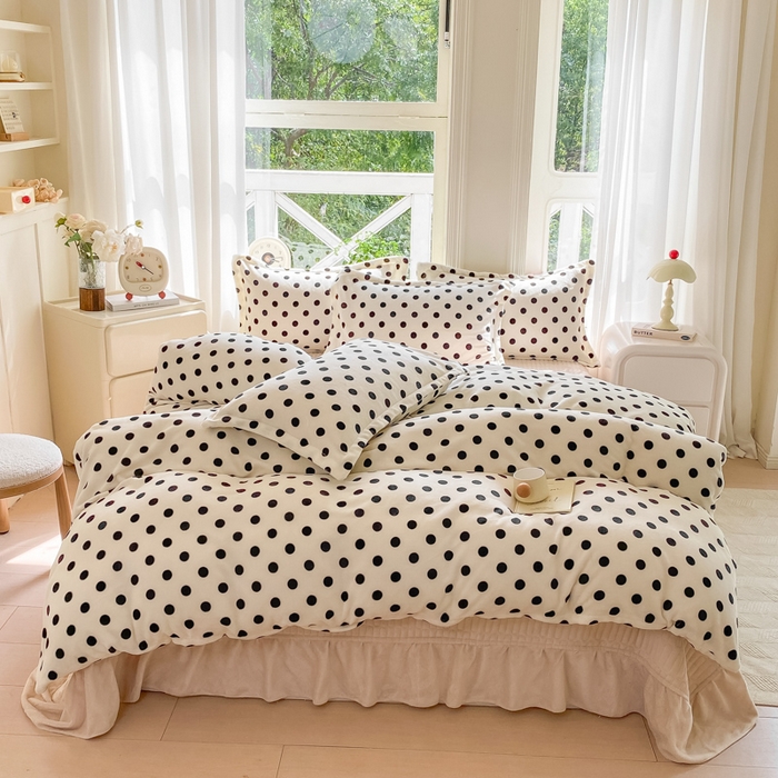 91家纺网 家纺一手货源 找家纺 尚美 2025新款热卖款亲肤舒适加绒加厚牛奶绒花边床盖款四件套双面绒 米色圆点