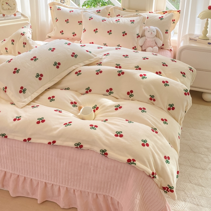 91家纺网 家纺一手货源 找家纺 尚美 2025新款热卖款亲肤舒适加绒加厚牛奶绒花边床盖款四件套双面绒 樱红AA