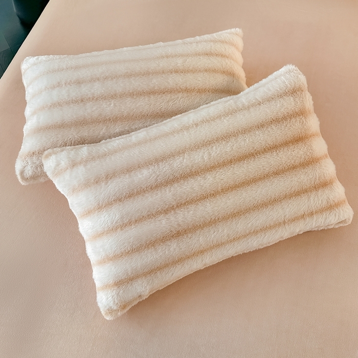 91家纺网 家纺一手货源 找家纺 居易简 2025新款亲肤保暖皮草绒牛奶绒AB面美拉德抽条兔毛绒四件套 奶油白