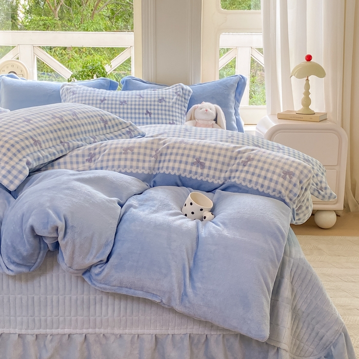 91家纺网 家纺一手货源 找家纺 尚美 2025新款热卖款亲肤舒适加绒加厚牛奶绒花边床盖款四件套双面绒 双拼蝴蝶兰