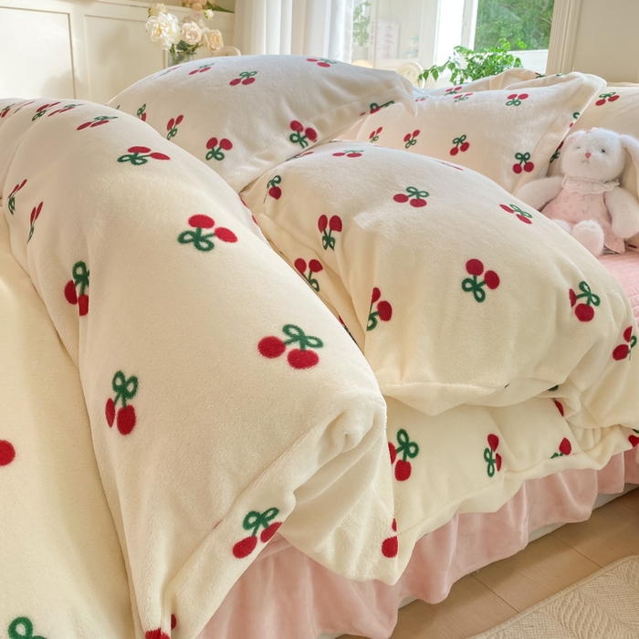 91家纺网 家纺一手货源 找家纺 尚美 2025新款热卖款亲肤舒适加绒加厚牛奶绒花边床盖款四件套双面绒 樱红AA