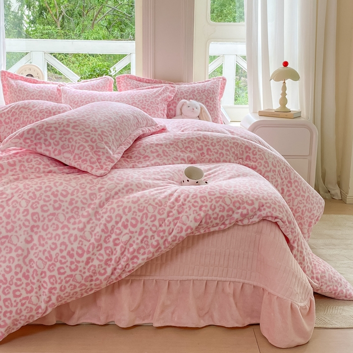尚美 2025新款热卖款亲肤舒适加绒加厚牛奶绒花边床盖款四件套双面绒 猫咪豹纹粉