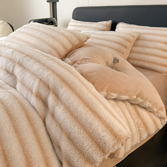 91家纺网 家纺一手货源 找家纺 居易简 2025新款亲肤保暖皮草绒牛奶绒AB面美拉德抽条兔毛绒四件套 奶油白