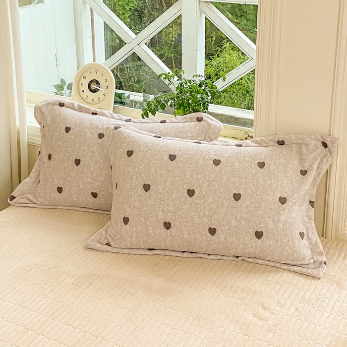 91家纺网 家纺一手货源 找家纺 尚美 2025新款热卖款亲肤舒适加绒加厚牛奶绒花边床盖款四件套双面绒 心心相印