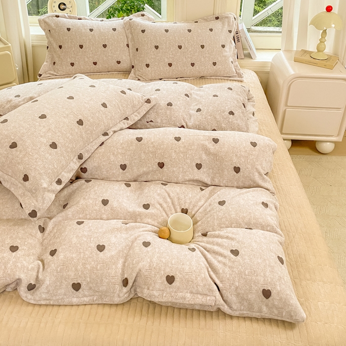 91家纺网 家纺一手货源 找家纺 尚美 2025新款热卖款亲肤舒适加绒加厚牛奶绒花边床盖款四件套双面绒 心心相印