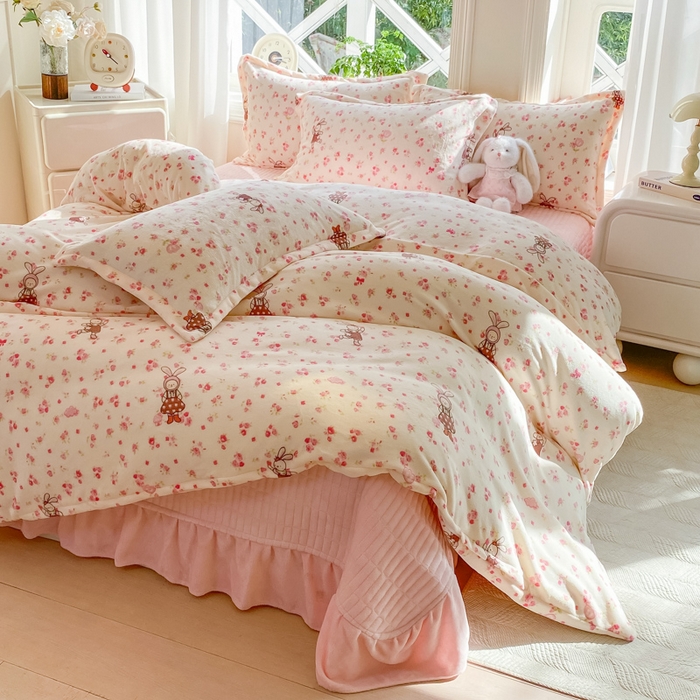 尚美 2025新款热卖款亲肤舒适加绒加厚牛奶绒花边床盖款四件套双面绒 粉色兔