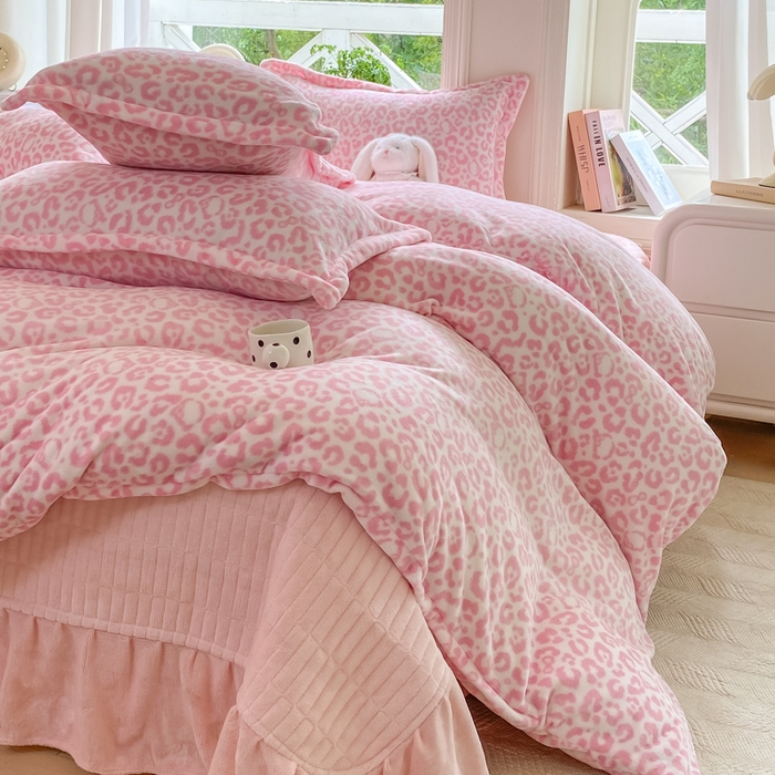 91家纺网 家纺一手货源 找家纺 尚美 2025新款热卖款亲肤舒适加绒加厚牛奶绒花边床盖款四件套双面绒 猫咪豹纹粉