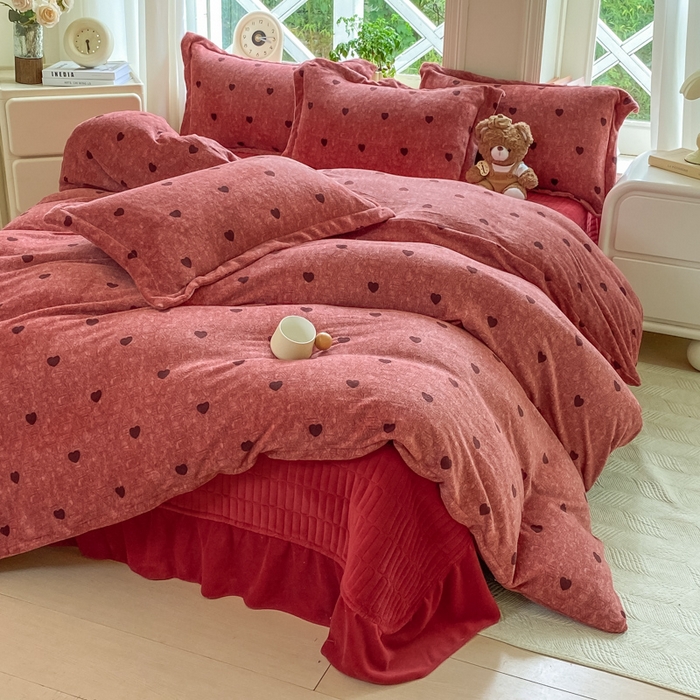 91家纺网 家纺一手货源 找家纺 尚美 2025新款热卖款亲肤舒适加绒加厚牛奶绒花边床盖款四件套双面绒 红心AA