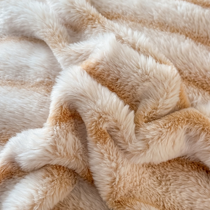 91家纺网 家纺一手货源 找家纺 居易简 2025新款亲肤保暖皮草绒牛奶绒AB面美拉德抽条兔毛绒四件套 奶油白