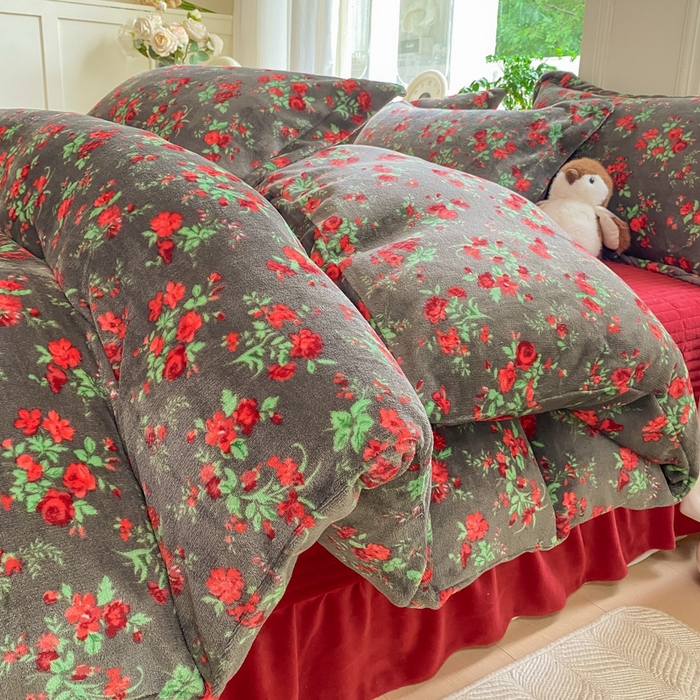 91家纺网 家纺一手货源 找家纺 尚美 2025新款热卖款亲肤舒适加绒加厚牛奶绒花边床盖款四件套双面绒 花妖妖