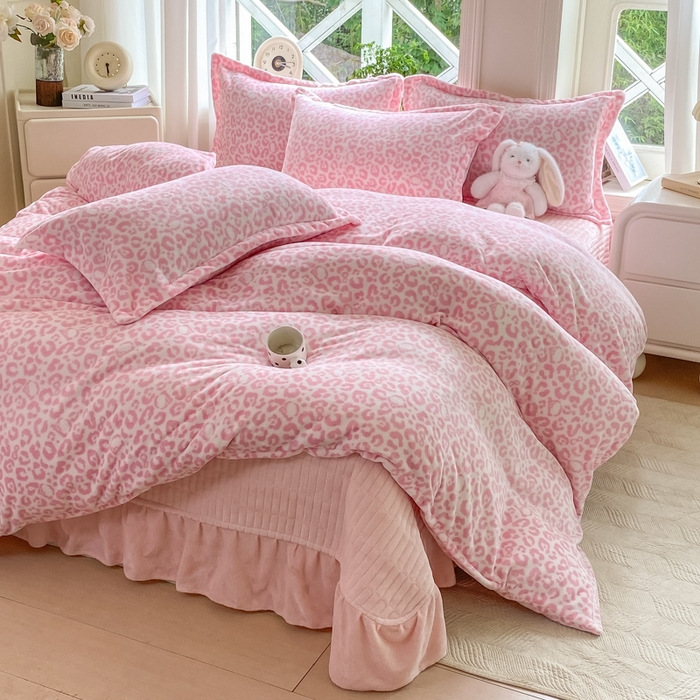 91家纺网 家纺一手货源 找家纺 尚美 2025新款热卖款亲肤舒适加绒加厚牛奶绒花边床盖款四件套双面绒 猫咪豹纹粉