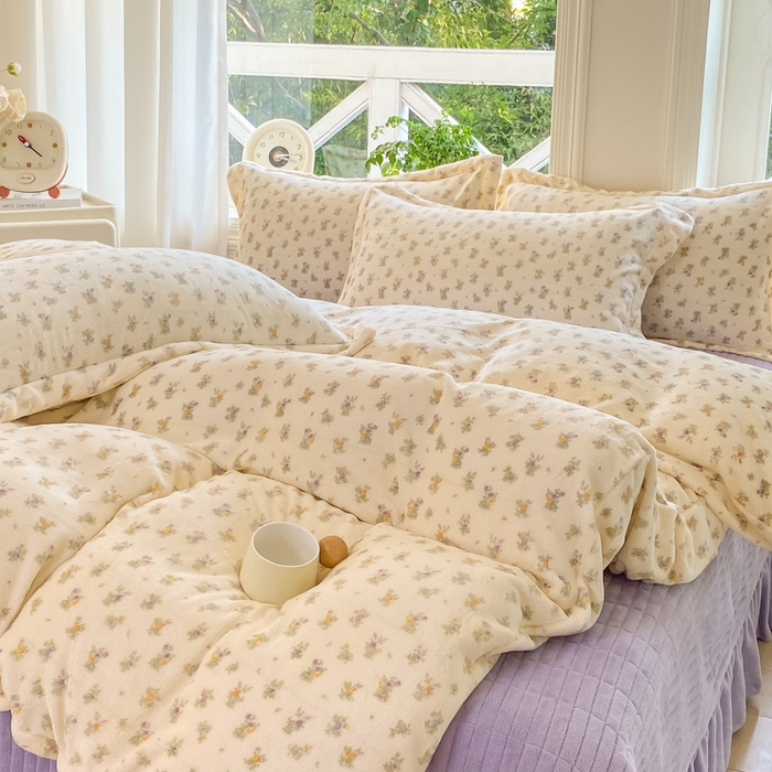 91家纺网 家纺一手货源 找家纺 尚美 2025新款热卖款亲肤舒适加绒加厚牛奶绒花边床盖款四件套双面绒 紫薇A