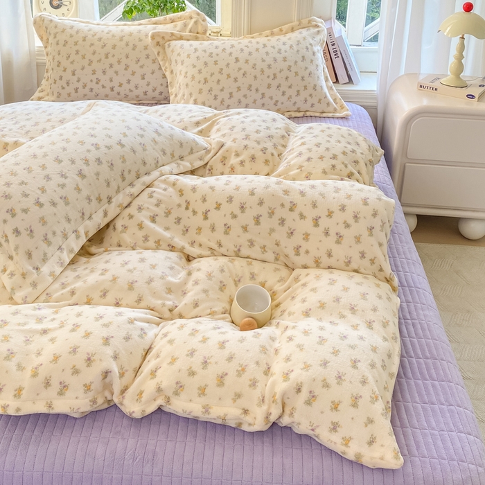 91家纺网 家纺一手货源 找家纺 尚美 2025新款热卖款亲肤舒适加绒加厚牛奶绒花边床盖款四件套双面绒 紫薇A