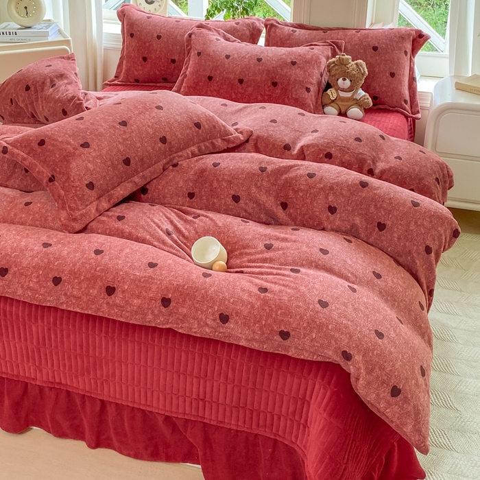91家纺网 家纺一手货源 找家纺 尚美 2025新款热卖款亲肤舒适加绒加厚牛奶绒花边床盖款四件套双面绒 红心AA