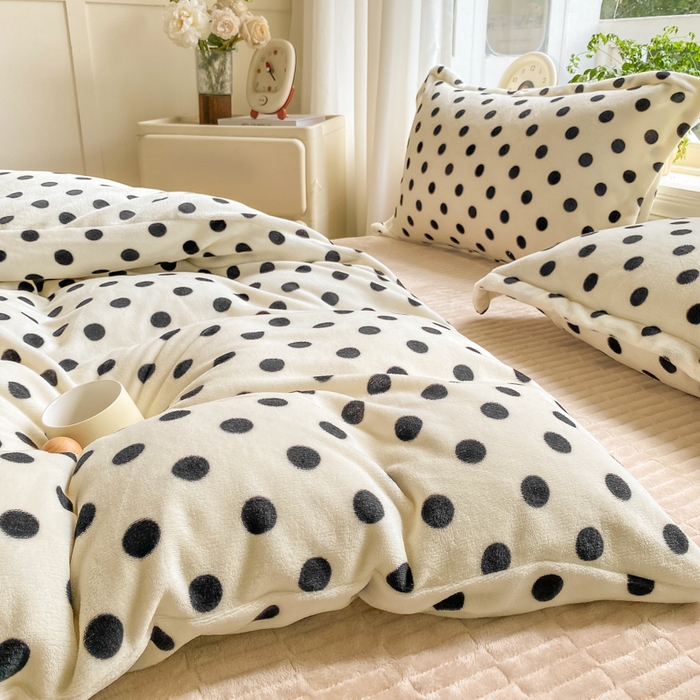 91家纺网 家纺一手货源 找家纺 尚美 2025新款热卖款亲肤舒适加绒加厚牛奶绒花边床盖款四件套双面绒 米色圆点