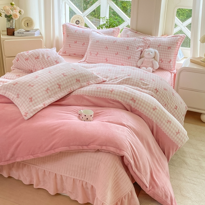 91家纺网 家纺一手货源 找家纺 尚美 2025新款热卖款亲肤舒适加绒加厚牛奶绒花边床盖款四件套双面绒 双拼蝴蝶粉