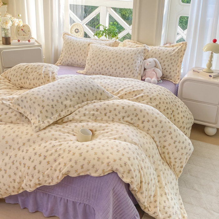 91家纺网 家纺一手货源 找家纺 尚美 2025新款热卖款亲肤舒适加绒加厚牛奶绒花边床盖款四件套双面绒 紫薇A