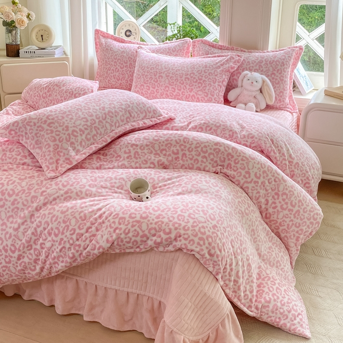 91家纺网 家纺一手货源 找家纺 尚美 2025新款热卖款亲肤舒适加绒加厚牛奶绒花边床盖款四件套双面绒 猫咪豹纹粉