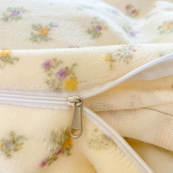 91家纺网 家纺一手货源 找家纺 尚美 2025新款热卖款亲肤舒适加绒加厚牛奶绒花边床盖款四件套双面绒 紫薇A