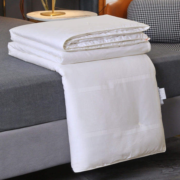 91家纺网 家纺一手货源 找家纺 越宏顺2025新款60s纯棉提花蚕丝被 白色