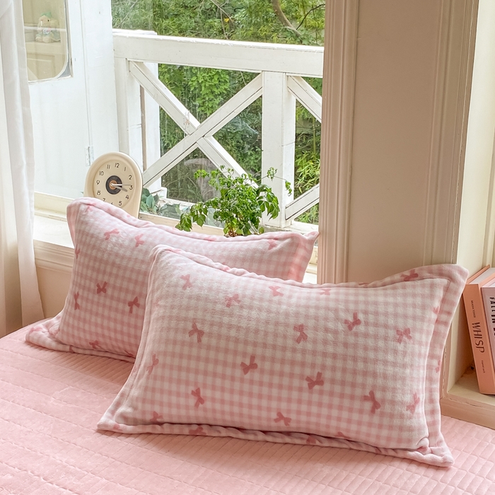 91家纺网 家纺一手货源 找家纺 尚美 2025新款热卖款亲肤舒适加绒加厚牛奶绒花边床盖款四件套双面绒 双拼蝴蝶粉