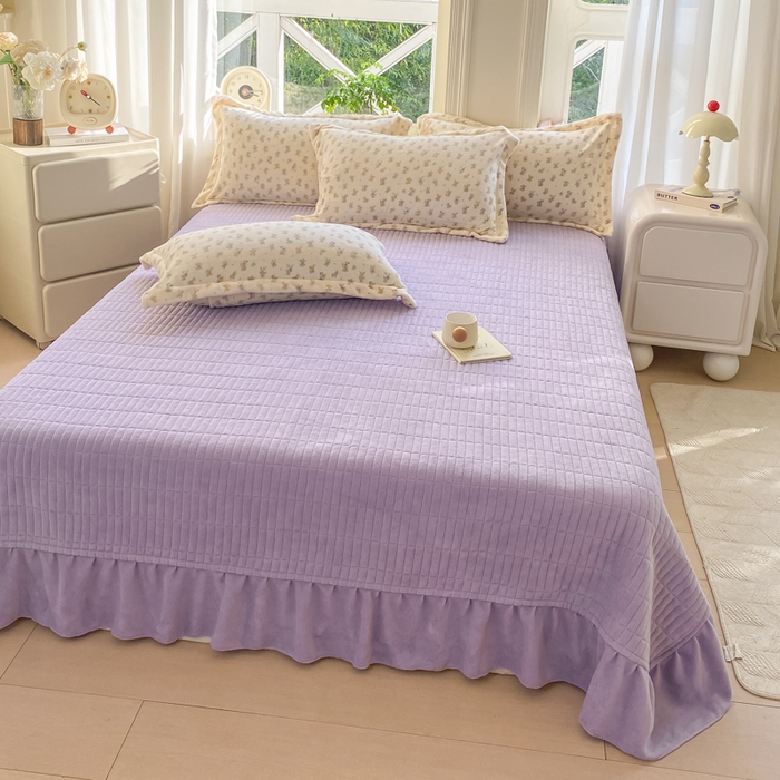 91家纺网 家纺一手货源 找家纺 尚美 2025新款热卖款亲肤舒适加绒加厚牛奶绒花边床盖款四件套双面绒 紫薇A