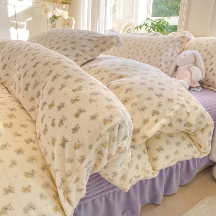 91家纺网 家纺一手货源 找家纺 尚美 2025新款热卖款亲肤舒适加绒加厚牛奶绒花边床盖款四件套双面绒 紫薇A