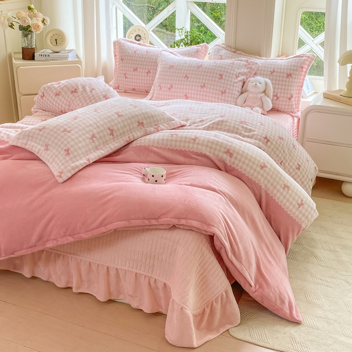 91家纺网 家纺一手货源 找家纺 尚美 2025新款热卖款亲肤舒适加绒加厚牛奶绒花边床盖款四件套双面绒 双拼蝴蝶粉