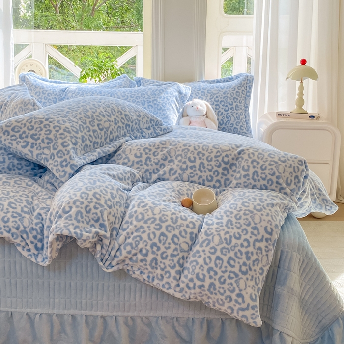 91家纺网 家纺一手货源 找家纺 尚美 2025新款热卖款亲肤舒适加绒加厚牛奶绒花边床盖款四件套双面绒 猫咪豹纹兰